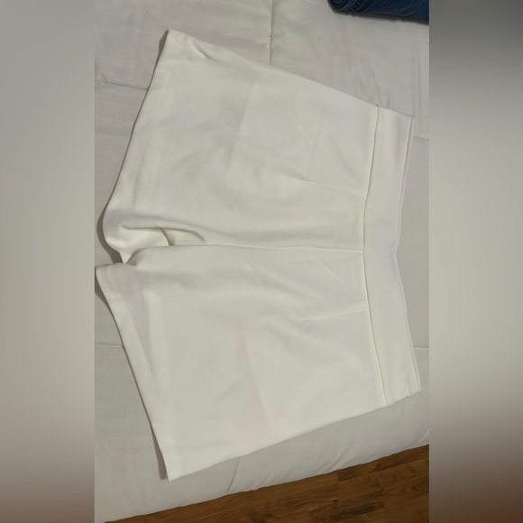 White and gold buttoned shorts - Picture 4 of 4